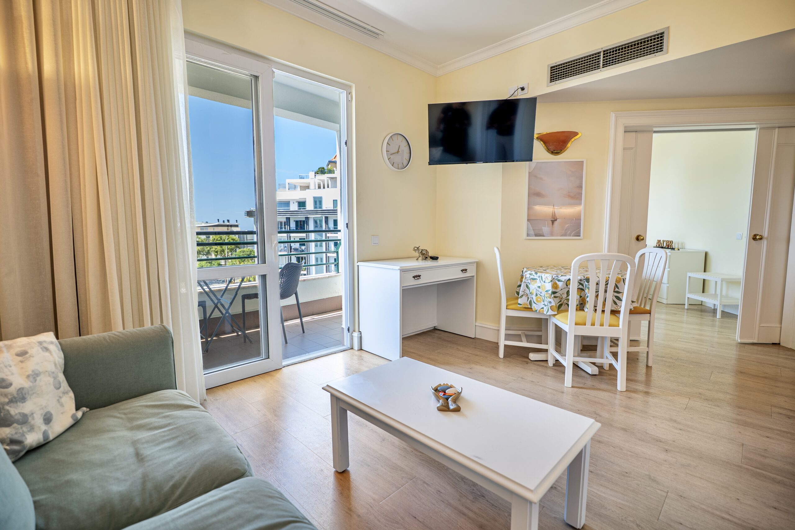 Jardins da Ajuda T1 – Apartamento com Varanda e Acesso à duas Piscinas em Funchal, Madeira — foto 6 de 15